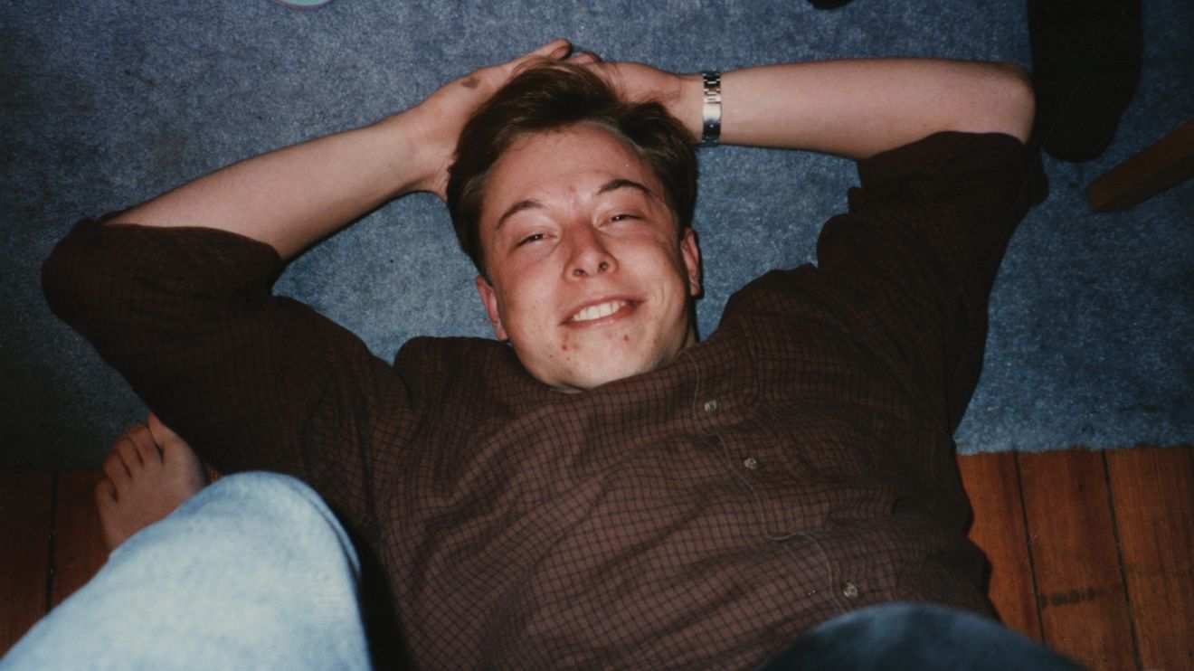 L'ex d'Elon Musk vend des photos d'université dossier 2 L'ex d'Elon Musk vend des photos d'université dossier - 1