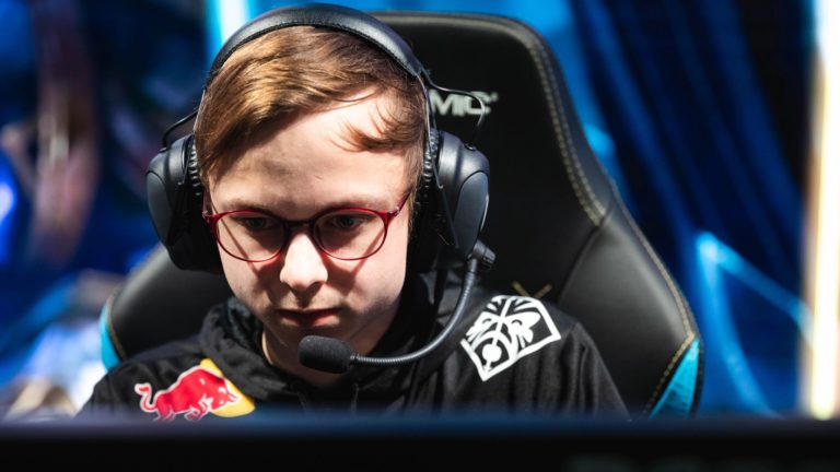 "J'ai hâte de remporter mon premier trophée avec C9 pour une fois": Jensen confiant avant les finales d'été des LCS 2022 2 "J'ai hâte de remporter mon premier trophée avec C9 pour une fois": Jensen confiant avant les finales d'été des LCS 2022 - 1