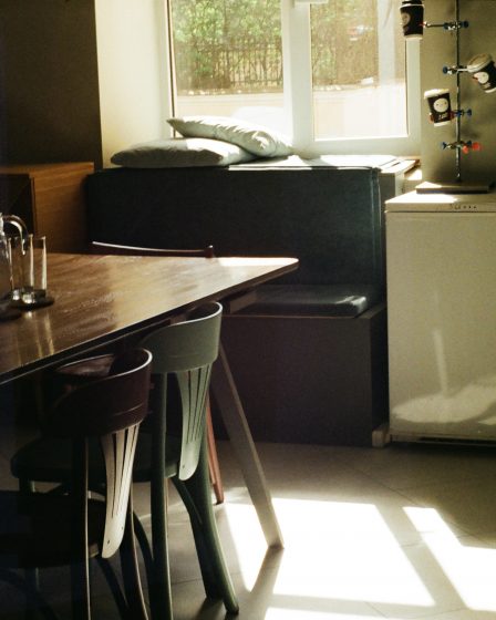 Quelle couleur pour ma table de salle à manger en fonction de mon style (cosy, industriel, minimaliste) ? 5 Quelle couleur pour ma table de salle à manger en fonction de mon style (cosy, industriel, minimaliste) ? - 4