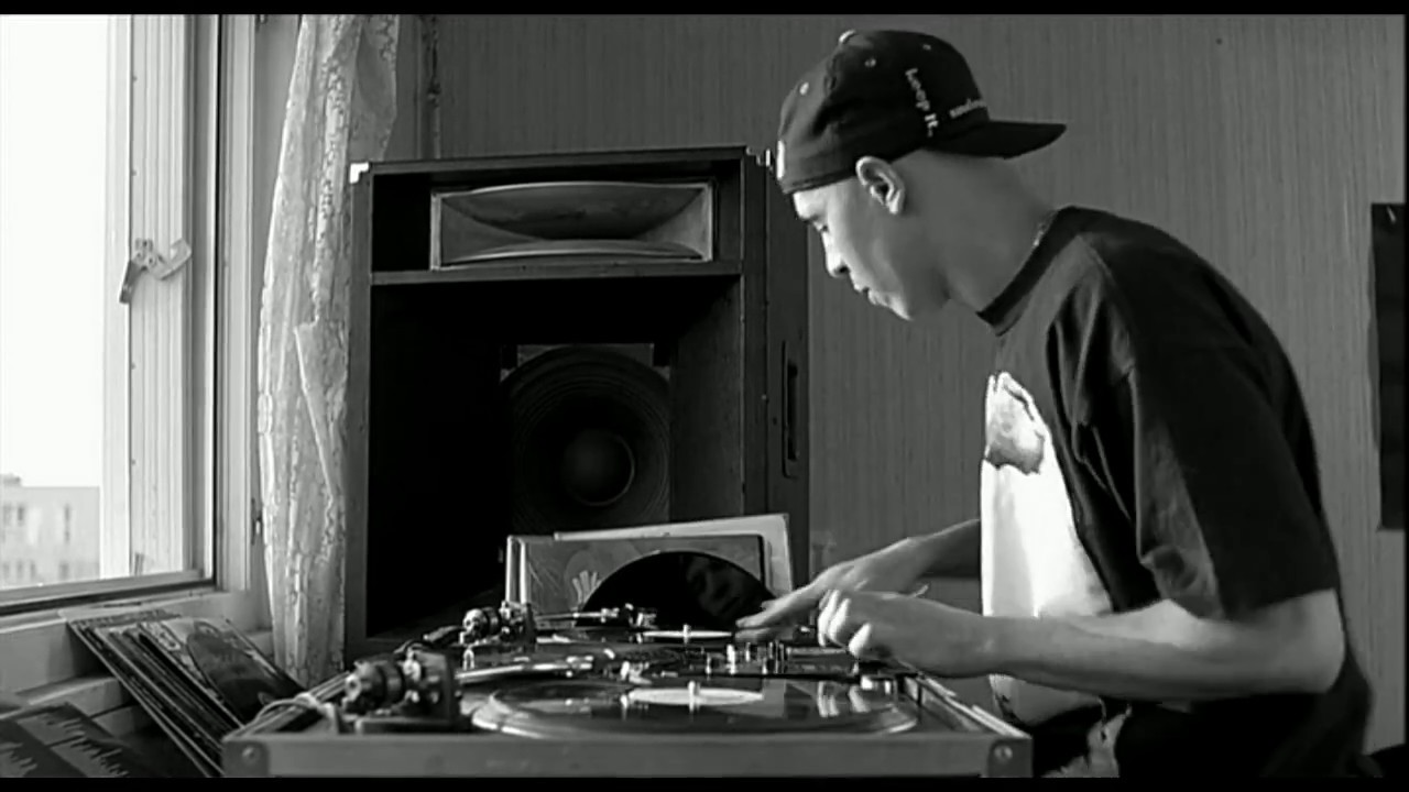 Quand Dj Snake reproduit la scène de Cut Killer dans le film La Haine 2 Quand Dj Snake reproduit la scène de Cut Killer dans le film La Haine - 1