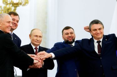 Zelensky contredit l'événement de Poutine mis en scène pour claironner l'annexion russe des régions ukrainiennes avec une demande surprise d'adhésion à l'OTAN - 8