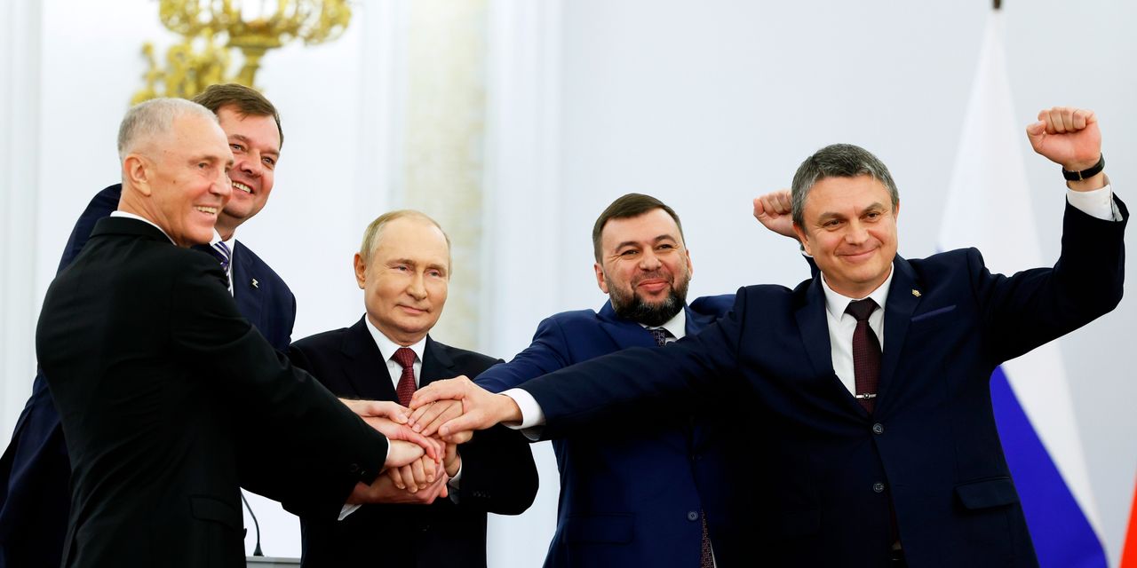 Zelensky contredit l'événement de Poutine mis en scène pour claironner l'annexion russe des régions ukrainiennes avec une demande surprise d'adhésion à l'OTAN 2 Zelensky contredit l'événement de Poutine mis en scène pour claironner l'annexion russe des régions ukrainiennes avec une demande surprise d'adhésion à l'OTAN - 1