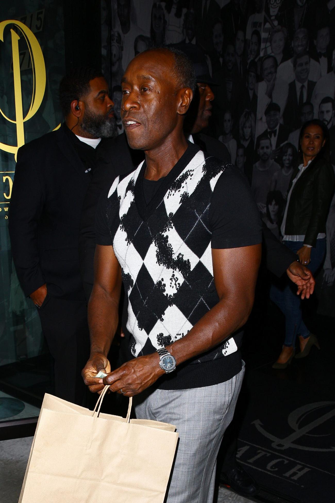Marvel Studios passe "Armor Wars" au format grand écran 7 L'acteur Don Cheadle attrape sa nourriture pour aller du restaurant Catch LA