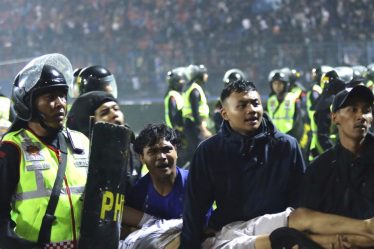 125 morts après que la police a tiré des gaz lacrymogènes sur une foule de supporters de football indonésiens - 17