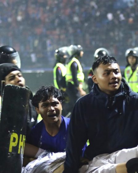 125 morts après que la police a tiré des gaz lacrymogènes sur une foule de supporters de football indonésiens - 27