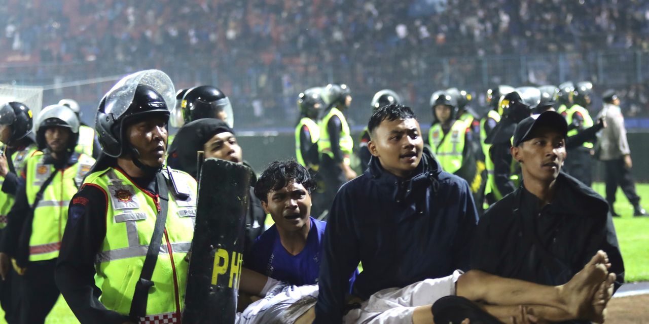 125 morts après que la police a tiré des gaz lacrymogènes sur une foule de supporters de football indonésiens 2 125 morts après que la police a tiré des gaz lacrymogènes sur une foule de supporters de football indonésiens - 1