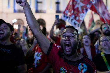 Bolsonaro et Lula se dirigent vers un second tour au Brésil après un vote présidentiel serré - 13