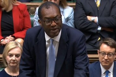 La livre sterling augmente et les rendements obligataires chutent après que le gouvernement britannique a abandonné son plan de réduction des impôts pour les revenus les plus riches - 9