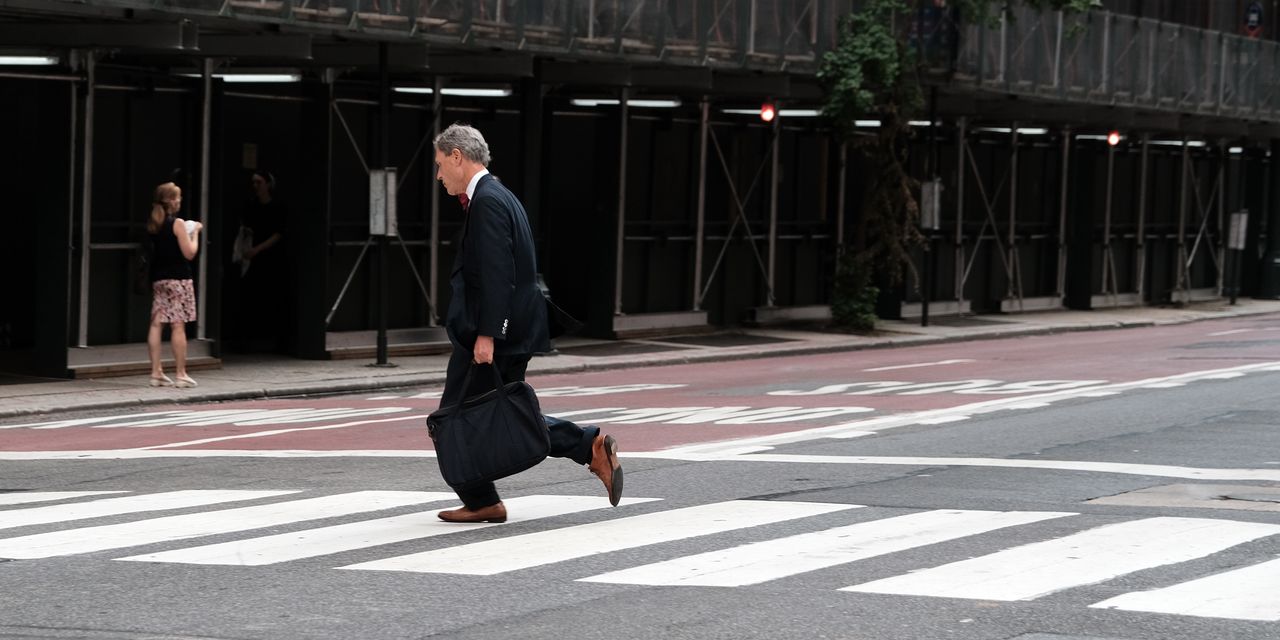 Plus de 50 % des PDG disent qu'ils envisagent de supprimer des emplois au cours des 6 prochains mois - et les travailleurs à distance pourraient être les premiers à s'adresser 2 Plus de 50 % des PDG disent qu'ils envisagent de supprimer des emplois au cours des 6 prochains mois - et les travailleurs à distance pourraient être les premiers à s'adresser - 1