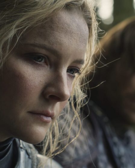 Morfydd Clark sur la relation entre Galadriel et Halbrand dans The Rings of Power 38 Morfydd Clark sur la relation entre Galadriel et Halbrand dans The Rings of Power - 37