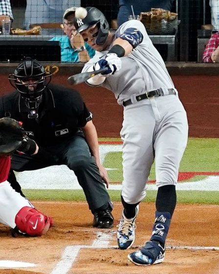 Un fan qui a attrapé le 62e circuit d'Aaron Judge a offert 2 millions de dollars pour le ballon 18 Un fan qui a attrapé le 62e circuit d'Aaron Judge a offert 2 millions de dollars pour le ballon - 17