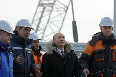 La Russie dit qu'un camion piégé endommage un pont clé vers la Crimée - 7