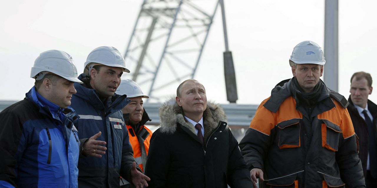 La Russie dit qu'un camion piégé endommage un pont clé vers la Crimée 2 La Russie dit qu'un camion piégé endommage un pont clé vers la Crimée - 1