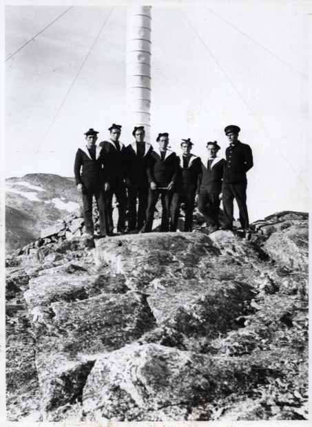 la « maison des Français » renaîtra-t-elle de ses cendres ? – La science et le futur › Geek News 4 Photographies de 1933 - Album photo personnel de Monsieur Henri Delaporte Quartiers-maîtres de la mission : Chapelin, Garrigou, Bruden (avec pipe), Lozakhich, Le Direzon, Delaporte, Herry (comme commandant en second), devant le mémorial. Crédit : Henri Delaporte