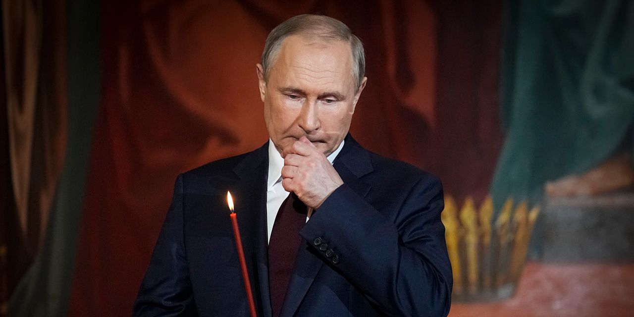 Le Russe Poutine est désormais confronté à une crise existentielle en Ukraine alors qu'il fête son 70e anniversaire - 1