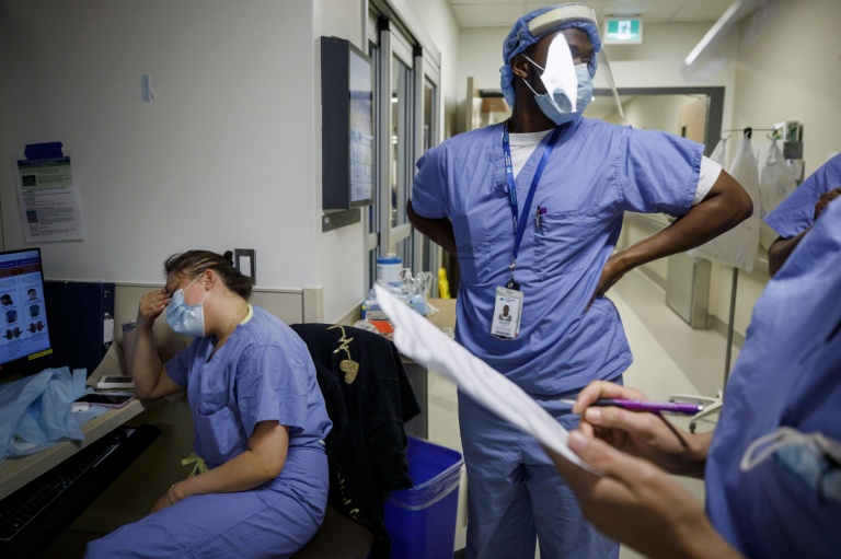 Agents de santé dans un hôpital de Toronto en avril 2021 (AFP - Cole Burston)