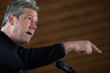 Tim Ryan plaisante JD Vance est un "baiseur de cul" lors du premier débat sénatorial de la paire: "Ohio a besoin d'un botteur de cul." - 7