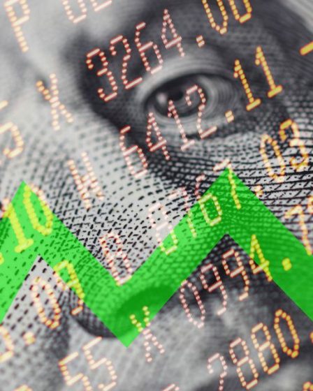 Le dollar américain continue de monter en flèche : ce que cela signifie pour le marché boursier et les investisseurs