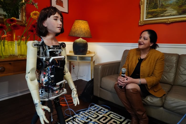 Rencontrez Grace, le robot de communication humanoïde d'une maison de retraite à Montréal.