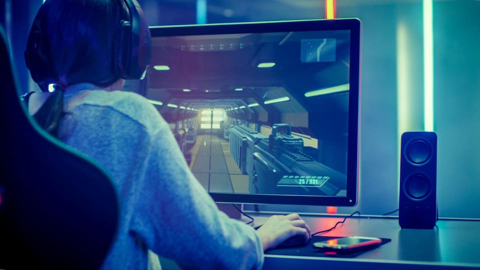 L'industrie du jeu vidéo doit s'adapter à la pénurie de main-d'œuvre 3 Une femme joue à un jeu vidéo sur l'ordinateur.