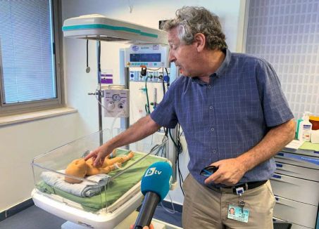 En Israël, les robots sont au chevet des malades... et des médecins 4 Amitai Ziv, fondateur du Medical Simulation Center. Les recrues s'entraînent sur des mannequins connectés à des machines.