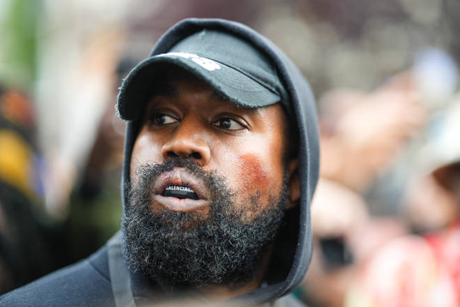 Toutes les entreprises qui ont lâché Kanye West après ses propos antisémites 5 Balenciaga abandonne Kanye West au milieu de commentaires antisémites