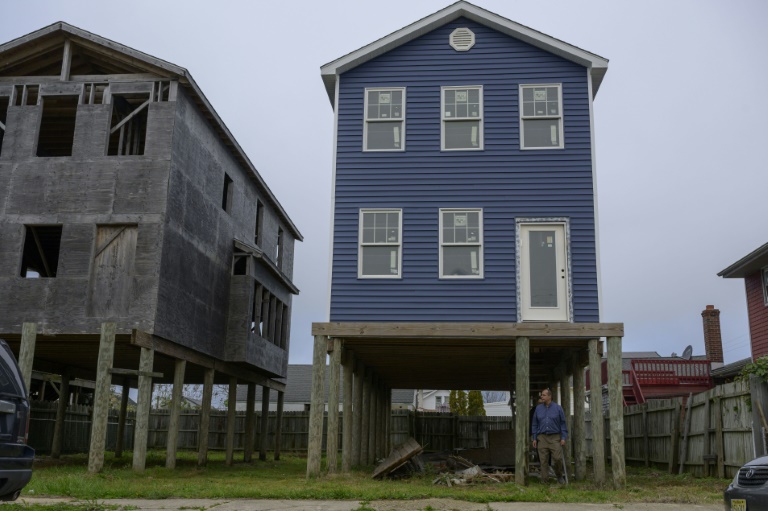 Freddie Restrepo devant sa maison détruite par l'ouragan Sandy dans le quartier de Chelsea Heights à Atlantic City le 25 octobre 2022. (AFP - ANGELA WEISS)