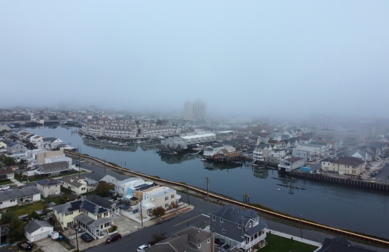 Vue aérienne du quartier de Chelsea Heights à Atlantic City le 25 octobre 2022. Dix ans après le dévastateur ouragan Sandy, la ville balnéaire de la côte est des États-Unis a fortifié son célèbre front de mer casino-océan, mais les rues ont été inondées dans certaines zones.  font presque partie du quotidien (AFP - ANGELA WEISS)
