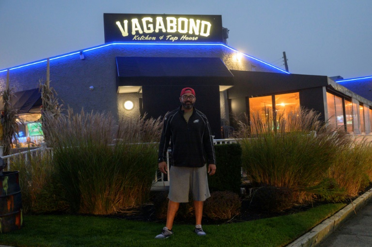 Le patron de Vagabond Kitchen and Tap House, Elvis Cadavid, à Atlantic City le 25 octobre 2022. Dix ans après le dévastateur ouragan Sandy, la ville balnéaire de la côte est américaine a fortifié son célèbre front de mer entre le casino et l'océan.  , mais dans certaines zones, les rues inondées font presque partie de la vie quotidienne (AFP - ANGELA WEISS)