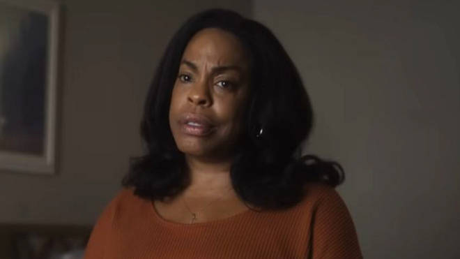 Quelle est la précision du Dahmer de Netflix ? Un journaliste signale des inexactitudes dans l'émission 4 Niecy Nash joue Glenda Cleveland dans Dahmer de Netflix