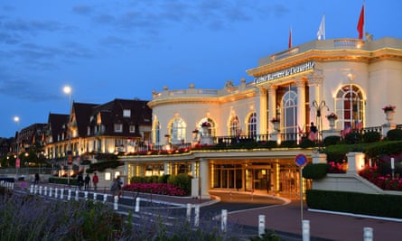Guide d'un local à Deauville, France : sable fin, gastronomie et nouvelle scène artistique | France 2 Casino de Deauville, fondé en 1912.