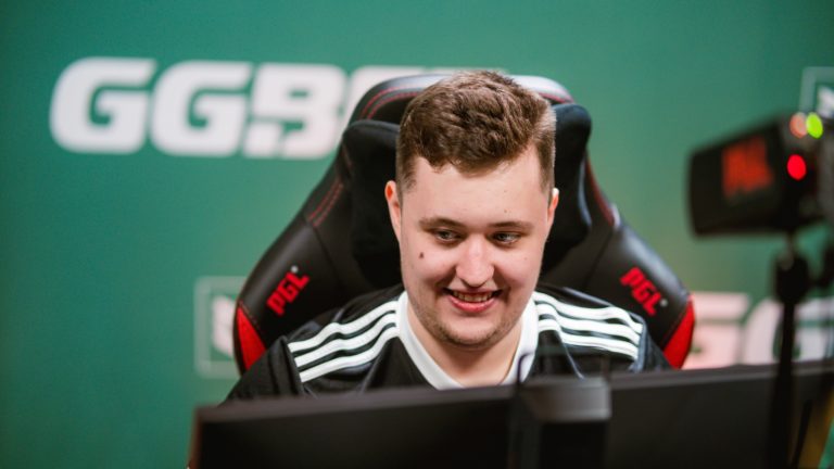 ZywOo porte Vitality et élimine les Outsiders de la saison 16 de l'ESL Pro League 2 ZywOo porte Vitality et élimine les Outsiders de la saison 16 de l'ESL Pro League - 1