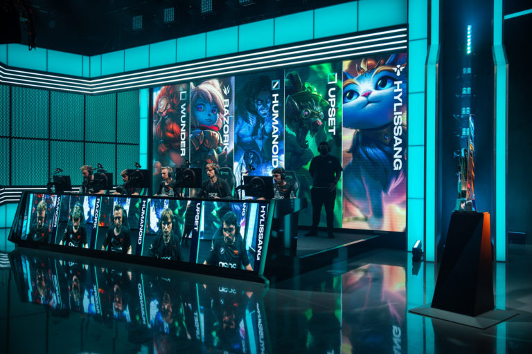 L'entraîneur de Fnatic "n'est pas autorisé à monter sur scène en Amérique" pour l'événement principal du Mondial 2022 2 L'entraîneur de Fnatic "n'est pas autorisé à monter sur scène en Amérique" pour l'événement principal du Mondial 2022 - 1