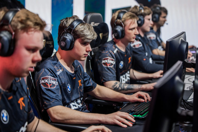 Trancher et couper en dés: Humanoid amène Fnatic vers une première place dans la phase des play-ins des Mondiaux 2022 2 Trancher et couper en dés: Humanoid amène Fnatic vers une première place dans la phase des play-ins des Mondiaux 2022 - 1