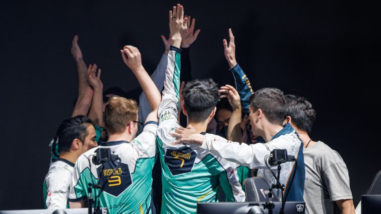 Evil Geniuses piétine aux LoL Worlds 2022 et met enfin fin à la malédiction NA contre l'UE qui avait duré plus de 8 ans 2 Evil Geniuses piétine aux LoL Worlds 2022 et met enfin fin à la malédiction NA contre l'UE qui avait duré plus de 8 ans - 1