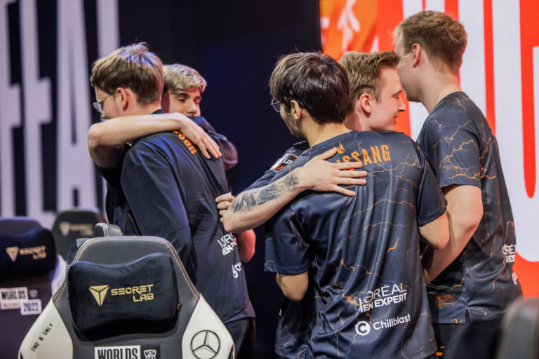 Notes des joueurs: Upset, Humanoid et Fnatic brillent contre T1 lors de la phase de groupes du Mondial 2022 2 Notes des joueurs: Upset, Humanoid et Fnatic brillent contre T1 lors de la phase de groupes du Mondial 2022 - 1