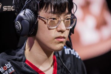 Les fans de LPL et LCS ont failli faire exploser le toit du théâtre Hulu alors qu'EDG renverse C9 aux Mondiaux 2022 - 9