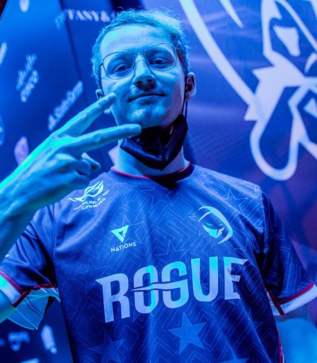Rogue étend sa domination à l'étape du championnat du monde lors de la deuxième journée des groupes 99 Rogue étend sa domination à l'étape du championnat du monde lors de la deuxième journée des groupes - 98