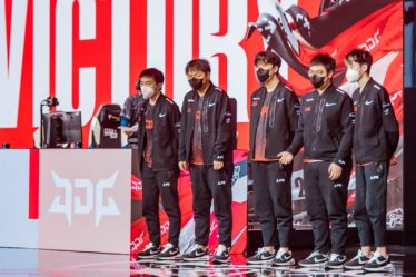 Un joueur de JD Gaming teste positif pour COVID-19 avant la phase à élimination directe des LoL Worlds 2022 - 9