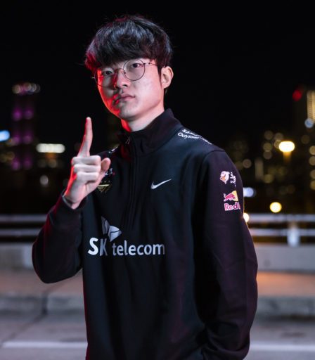 Faker casse les chevilles de JDG après avoir remporté un 1 contre 1 crucial en demi-finale du Mondial 2022 2 Faker casse les chevilles de JDG après avoir remporté un 1 contre 1 crucial en demi-finale du Mondial 2022 - 1