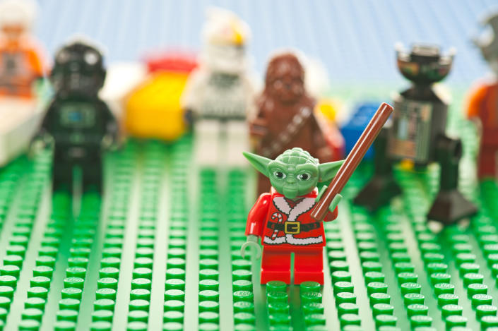 Apple offre une lumière tamisée dans une "saison des bénéfices sombre" : Morning Brief 3 Albuquerque, États-Unis - 2 janvier 2012 : figurines Lego Star Wars sur plaque de base verte. Les jouets Lego ont été conçus à l'origine dans les années 1940 au Danemark et ont acquis un attrait international.