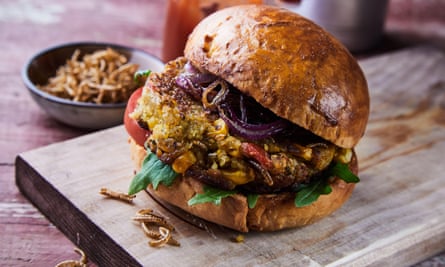 Cordon bleugh ? Les vers et les grillons pourraient bientôt chatouiller les palais français | Environnement 1 Burger de vers de farine frit gastronomique avec garnitures de salade.