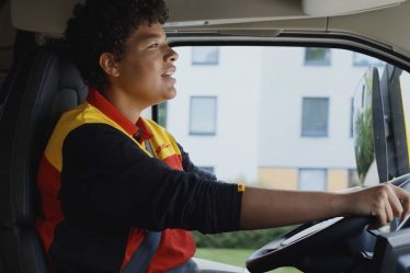 DHL Driver Belts 'Yellow' dans le cadre de la campagne de partenariat Coldplay avec DHL pour réduire l'empreinte carbone - 12