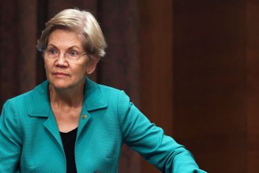 Elizabeth Warren parmi les sénateurs qui cherchent à sévir contre les «frais indésirables» des fournisseurs de transfert de fonds