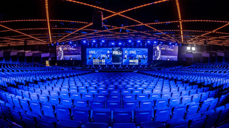 Pas de panneaux LED aux Mondiaux 2022 ? Riot clarifie sa politique après que les fans se sont vu refuser l'entrée au théâtre Hulu 2 Pas de panneaux LED aux Mondiaux 2022 ? Riot clarifie sa politique après que les fans se sont vu refuser l'entrée au théâtre Hulu - 1