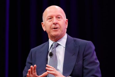 Goldman dépasse l'objectif de réduction des bénéfices et dévoile son plan de réorganisation en trois unités commerciales