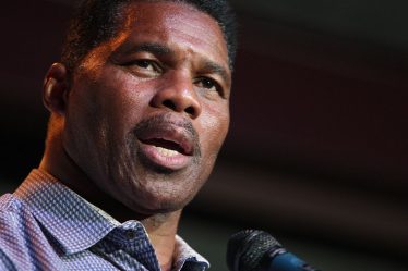 "Je n'ai cosigné le prêt de personne": Herschel Walker s'insurge contre le plan d'allégement de la dette étudiante de Biden dans le débat en Géorgie