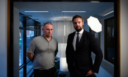 "Je veux que Nestlé s'explique" : les familles se battent pour obtenir des réponses dans le scandale Buitoni E coli | Se nicher 1 Le père de Nathan, Yohan Aïech, avec son avocat, Pierre Debuisson