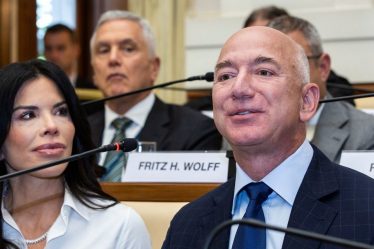 Jeff Bezos reçoit un prix de philanthropie alors que l'ex-femme MacKenzie Scott poursuit sa frénésie de dons