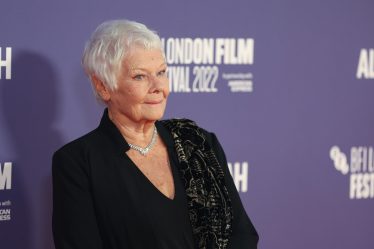Judi Dench critique la série Netflix The Crown comme du "sensationnalisme grossier" - 11